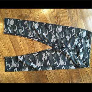 Camo Fabletics crop leggings